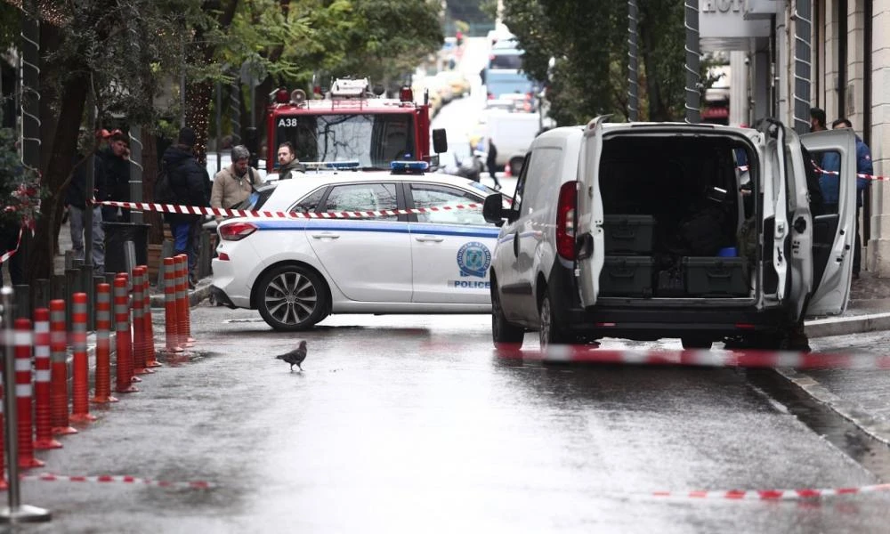 Συναγερμός στην ΕΛ.ΑΣ. για ύποπτη βαλίτσα στην Μητροπόλεως (Εικόνες)